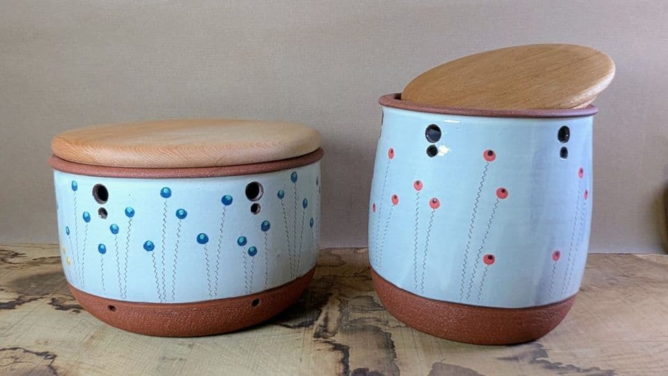 Bis zu sechs Kilogramm Ton werden für einen Brottopf von Keramikerin Frauke Farin verwendet.