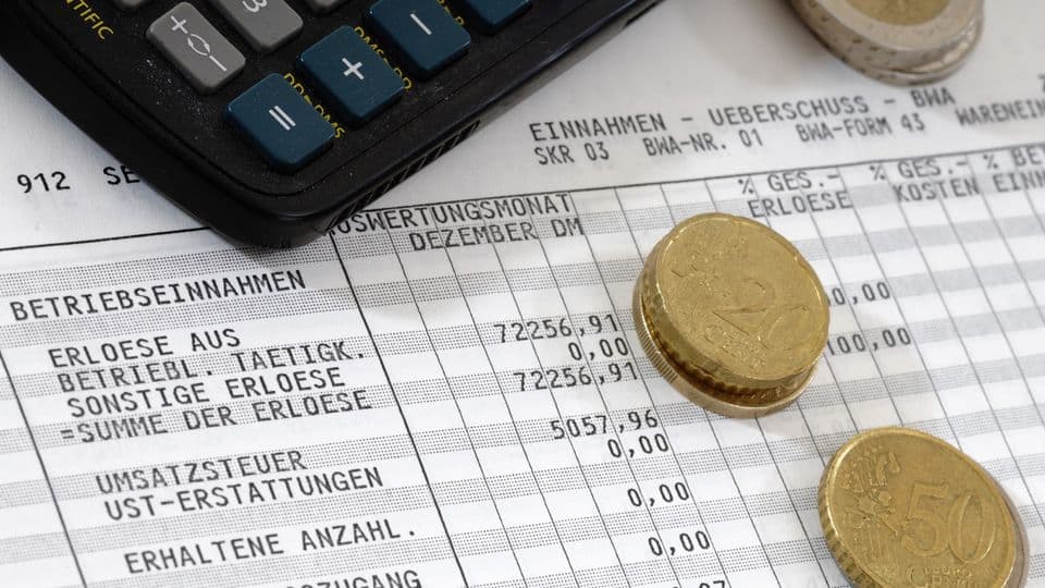 BWA-Kennzahlen: Je aktueller Betriebswirtschaftliche Auswertungen sind, desto aussagekräftiger sind sie. Digitale Tools können den Prozess von der Buchung bis zur fertigen BWA deutlich beschleunigen.