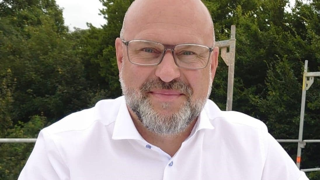 Bauunternehmer Christian Otterbach müsste neue Geräte anschaffen, damit er alle Mitarbeiter auf der Baustelle mit einem eigenen Smartphone ausstatten kann.