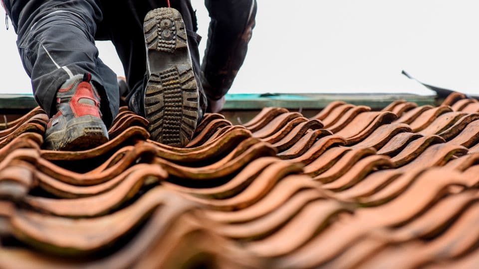 Das Dachdeckerhandwerk hat mit einem neuen Tarifvertrag neue Mindestlöhne bis 2028 festgelegt.