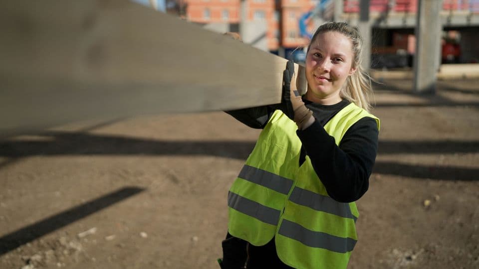 Hannah Scheurer liebt ihre Arbeit als Zimmerin auf der Baustelle und möchte ihren Meister machen.