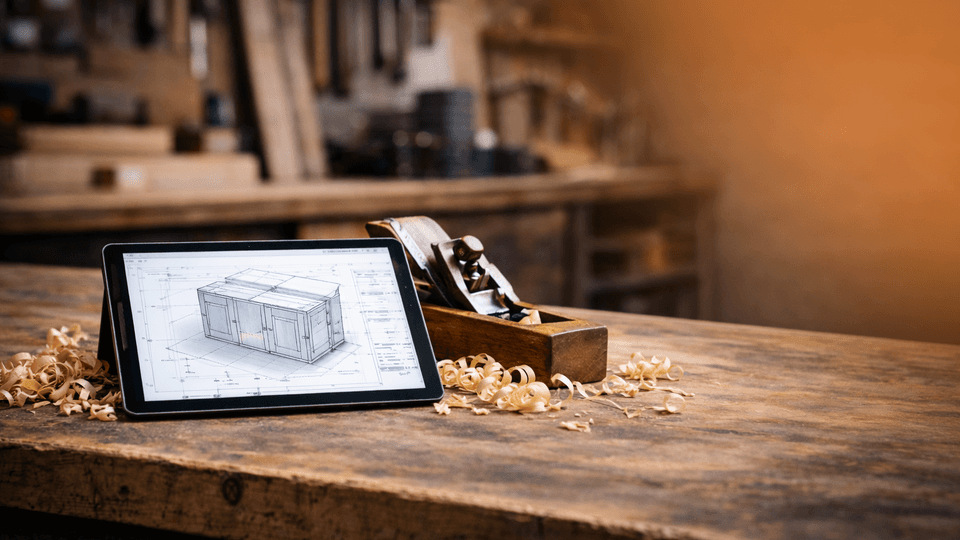 Tablet mit Hobel auf Werkbank