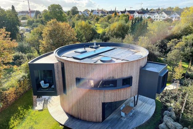 Dieses Drehhaus hat Handwerksunternehmer Christopher Rinn für sich selbst gebaut. Es hat zusätzlich eine Solaranlage auf dem Dach.