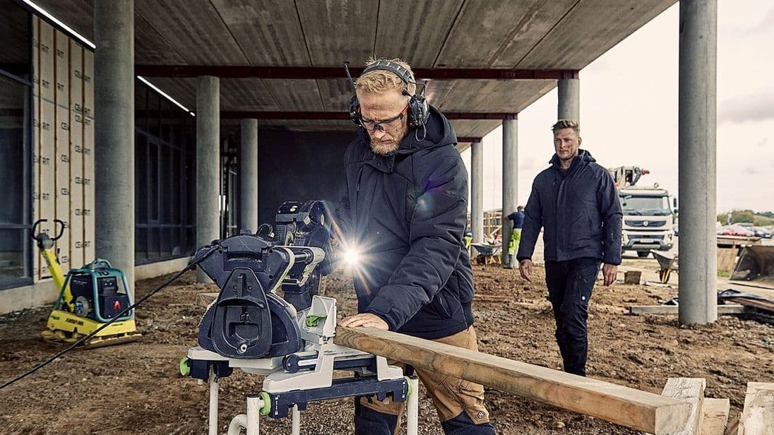 Cooler Look für die Baustelle: Die Kleidungsstücke des dänischen Herstellers eignen sich für Handwerker jeden Alters.