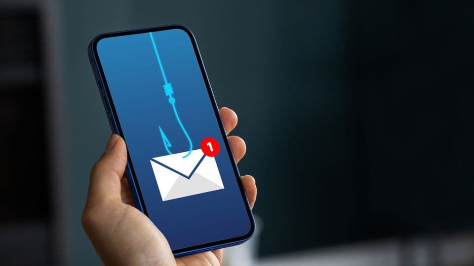 Auf Smartphones haben es Betrüger leichter, ihre Identität zu tarnen. Ein Blick auf die Mail am Desktop verrät meist ohne einen Klick, was Sie wissen müssen: den wahren Absender-Namen.