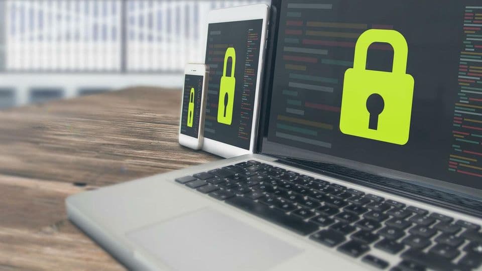 Erste Reaktionen bei einem Fälschungsangriff auf Ihre E-Mails: W-Lan-Router aus, aber Server laufen lassen, rät ein IT-Experte.