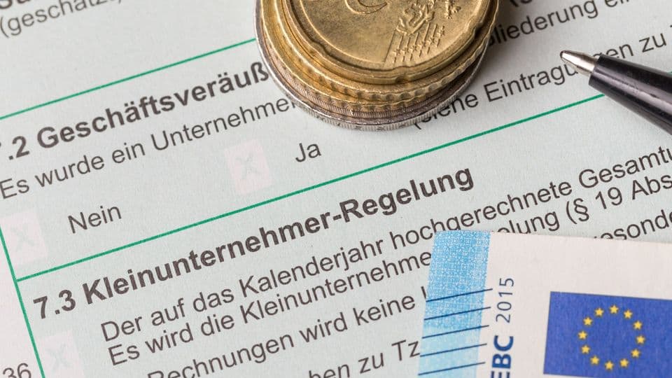 Nach dem Wechsel zwischen Kleinunternehmerregelung und Regelbesteuerung sind Vorsteuerberichtigungen erforderlich.
