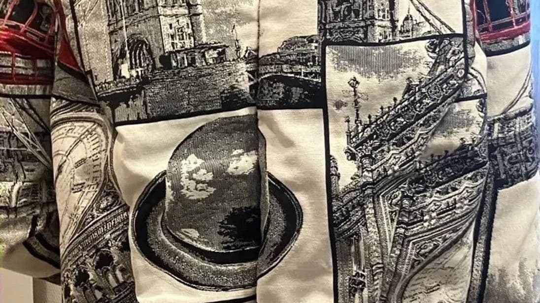 Mit Schirm, Charme und einer Menge Fingerspitzengefühl: In nur drei Tagen ist die Jacke entstanden.