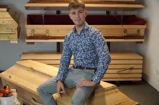 Mit 16 Jahren ein Reichweitern-Star auf Tiktok: Der angehende Bestatter Luis Bauer klärt in Kurzvideos über den Tod auf.