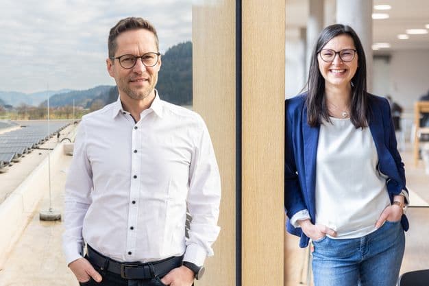 Haben sich der Nachhaltigkeit verschrieben: Florian Wölfle und Sarah Griesbaum von der Schreinerei Moser GmbH.