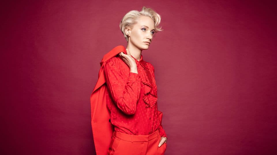 Mit einem klaren Perlblond und große Locken ist man für die kommende Herbstsaison gut vorberietet.