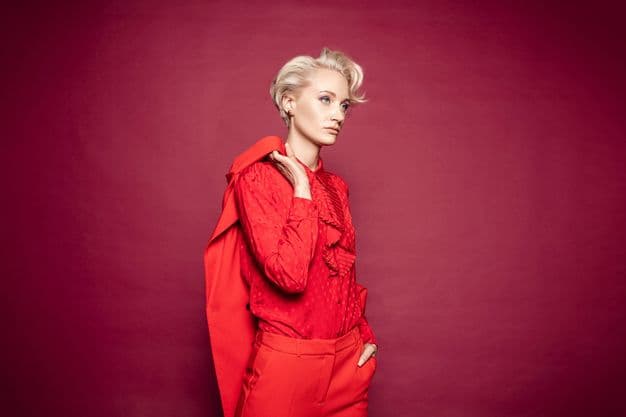 Mit einem klaren Perlblond und große Locken ist man für die kommende Herbstsaison gut vorberietet.