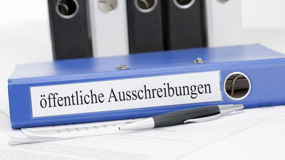 Ordner mit der Aufschrift öffentliche Ausschreibungen