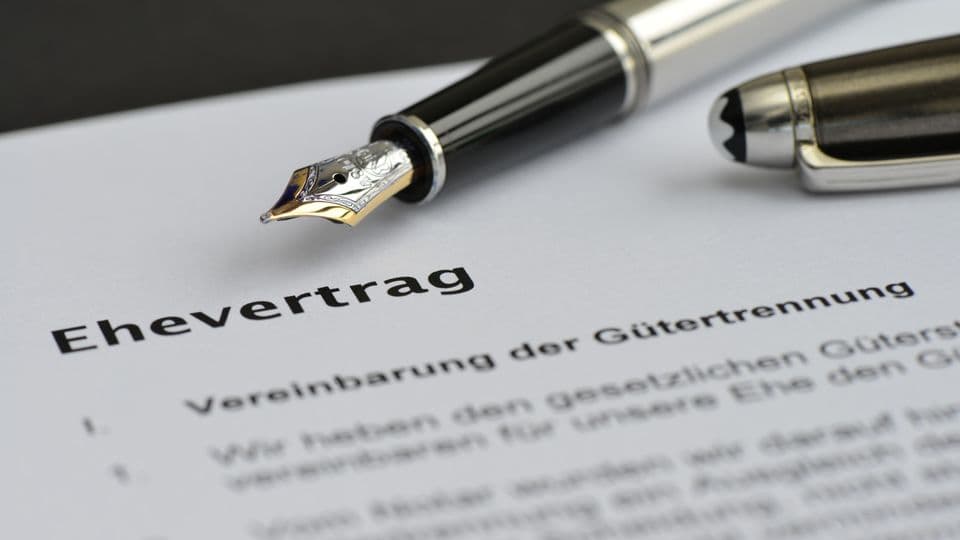 Soll der Ehevertrag eine Abfindung für Unterhaltsverzicht enthalten, ist steuerliche Beratung unverzichtbar.