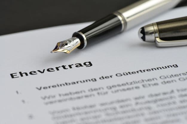 Soll der Ehevertrag eine Abfindung für Unterhaltsverzicht enthalten, ist steuerliche Beratung unverzichtbar.