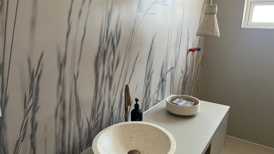 Das besondere Element in diesem Badezimmer sind die handgetöpferten Lampen.