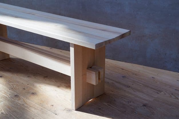 Die Sitzbank aus Esche kommt ohne Schrauben oder Metall aus – die Steckverbindung bietet Stabilität.