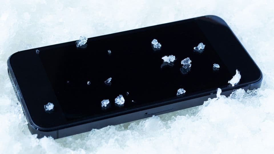 Die frostigen Temperatuten können das Display und die Bedienung des Handys beeinflussen.