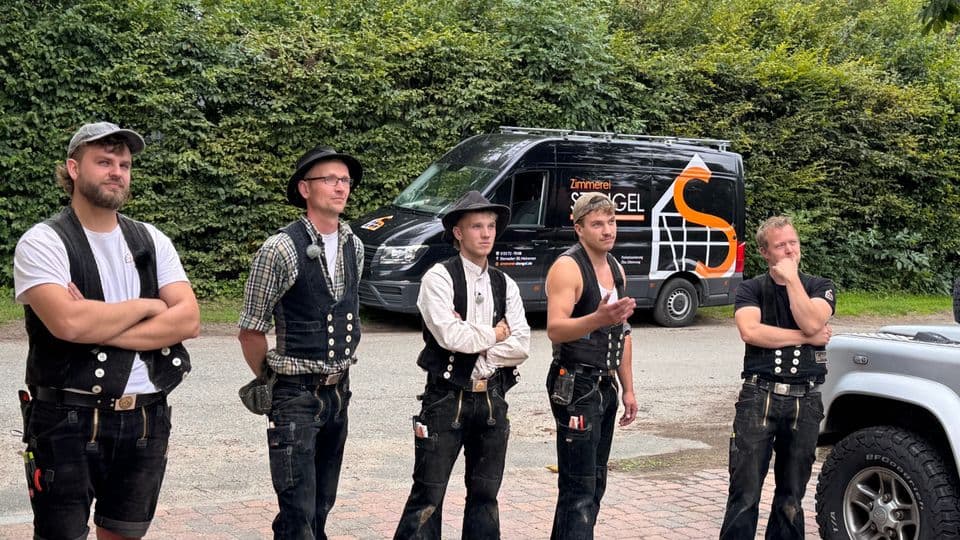 Zimmerermeister Henrik Stengel (re.) mit einem Teil seines Teams auf der Baustelle.