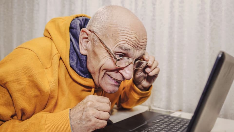 Ist die Schrift auf der Website zu klein für alte Augen? Das Barrierefreiheitsstärkungsgesetz soll dafür sorgen, dass solche Hindernisse gar nicht erst auftreten.