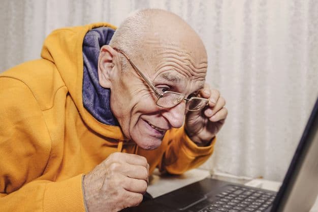 Ist die Schrift auf der Website zu klein für alte Augen? Das Barrierefreiheitsstärkungsgesetz soll dafür sorgen, dass solche Hindernisse gar nicht erst auftreten.