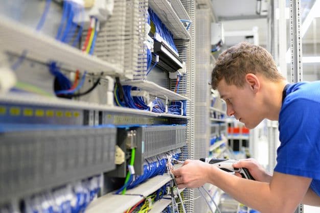 Elektriker montiert Schaltschrank in der Industrie