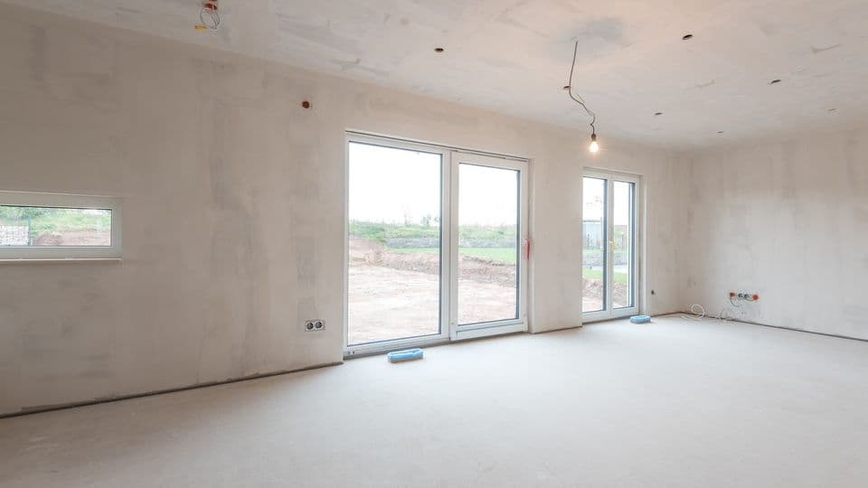 fertiger Rohbau mit verspachtelten Waenden und Estrich