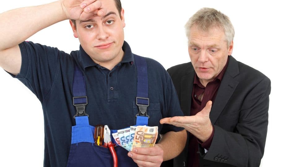 Kunde streitet mit Handwerker um Geld für einen Auftrag
