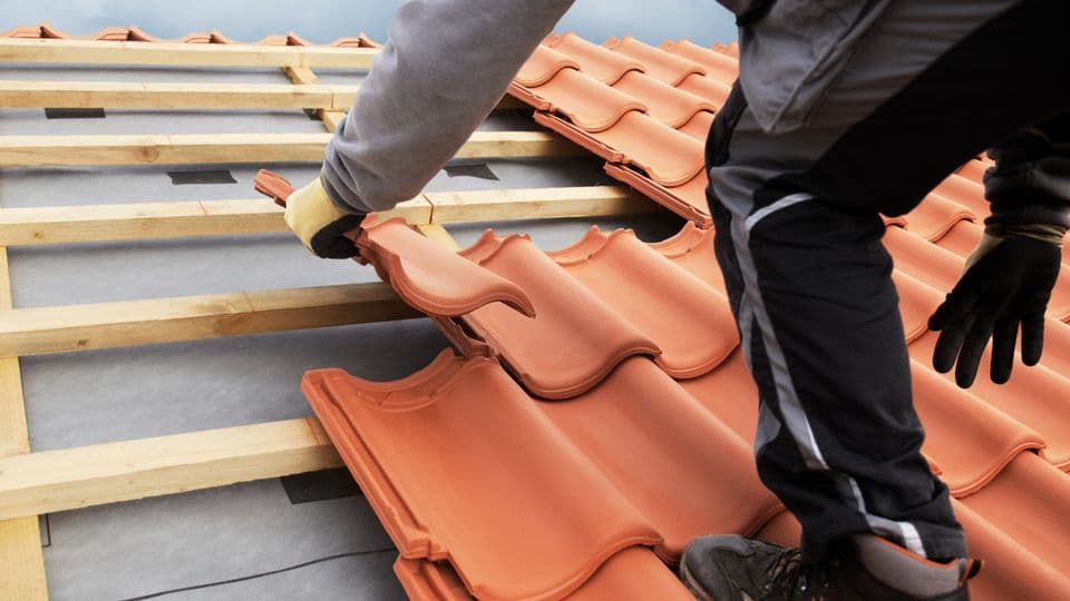 Das Dachdeckerhandwerk gehört zu den Gewerken, die zum 1. Januar 2024 den Branchenmindestlohn anheben.