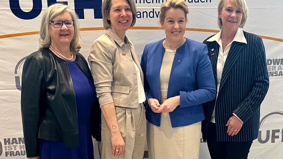 Die Gastgeberinnen des UFH-Bundeskongresses: Beate Roll (LV Berlin), Katja Lilu Melder (UFH-Bundesvorsitzende, v.l.) und Carola Zarth (Präsidentin der HWK Berlin, re.), mit Franziska Giffey, Berlins Bürgermeisterin.