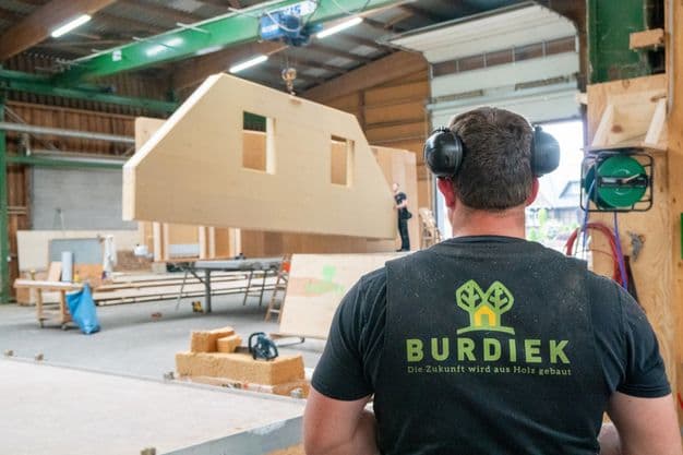 Die Zimmerei Burdiek plant und baut Häuser in Holzrahmenbauweise. Die Wandelemente werden am Firmensitz vorgefertigt.