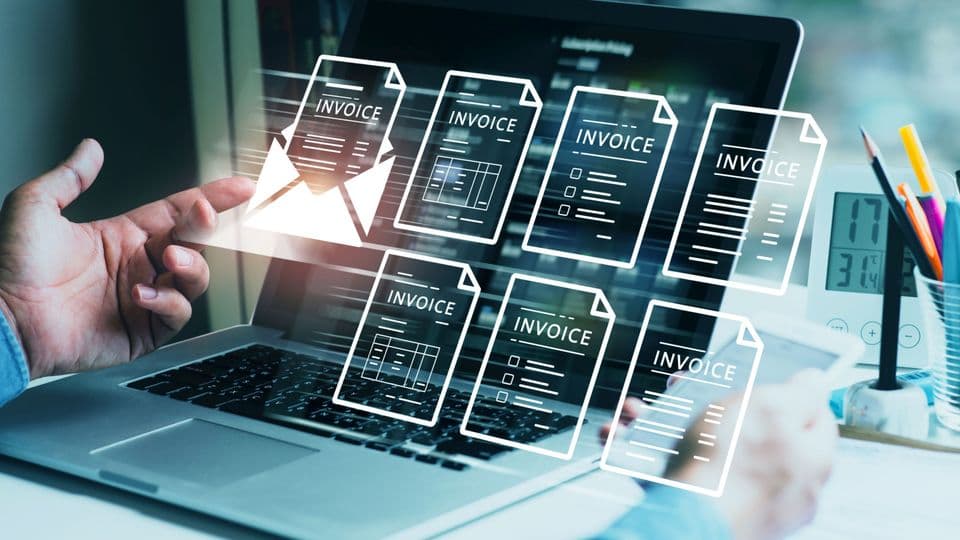 Rechnungen per Mustervordruck oder Word-Rechnung sind im B2B-Bereich bald nicht mehr erlaubt: Spätestens ab 2028 müssen Betriebe an Geschäftskunden E-Rechnungen versenden.