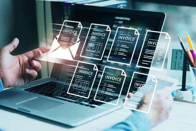 Rechnungen per Mustervordruck oder Word-Rechnung sind im B2B-Bereich bald nicht mehr erlaubt: Spätestens ab 2028 müssen Betriebe an Geschäftskunden E-Rechnungen versenden.