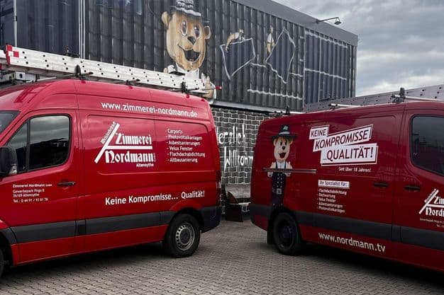 Alt vs. Neu: Der Handwerksbetrieb hat die Werbung modernisiert und den Wiedererkennungswert erhalten.