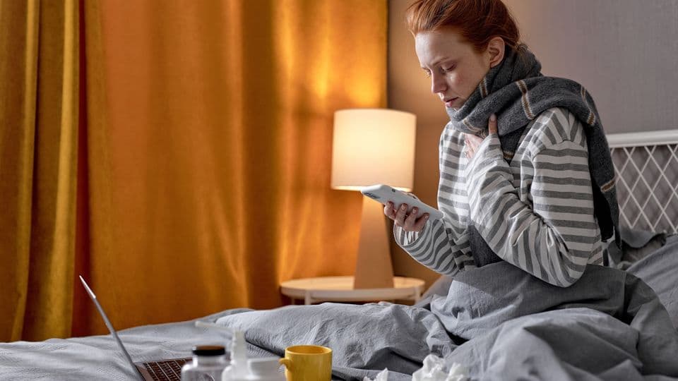 Krank zu Hause statt bei der Arbeit: 70,1 Prozent der Mitarbeitenden im Handwerk fielen 2024 krankheitsbedingt mindestens ein Tag aus.