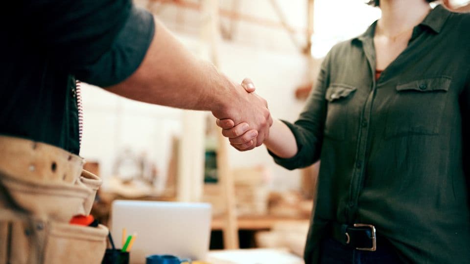 Eine Betriebsübergabe erfolgreich abzuschließen, erfordert Vertrauen und transparente Kommunikation.