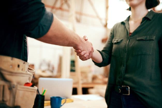 Eine Betriebsübergabe erfolgreich abzuschließen, erfordert Vertrauen und transparente Kommunikation.