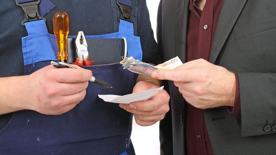 Kunde gibt Handwerker Geld