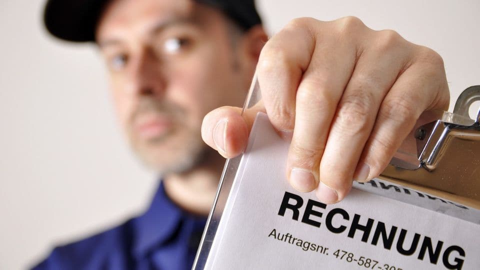 Handwerker mit Rechnung