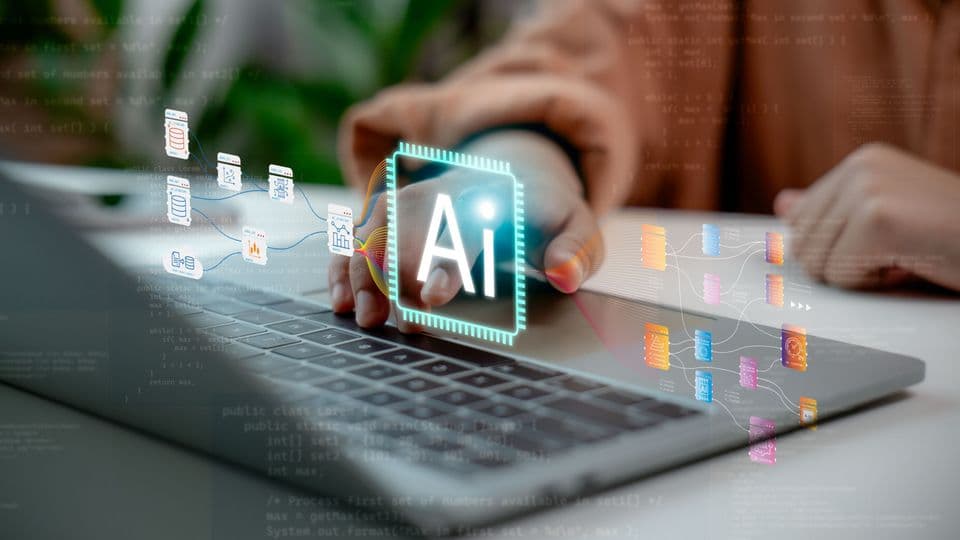 Wer KI im Betrieb einsetzt, muss seine Mitarbeitenden laut dem European AI Act schulen.