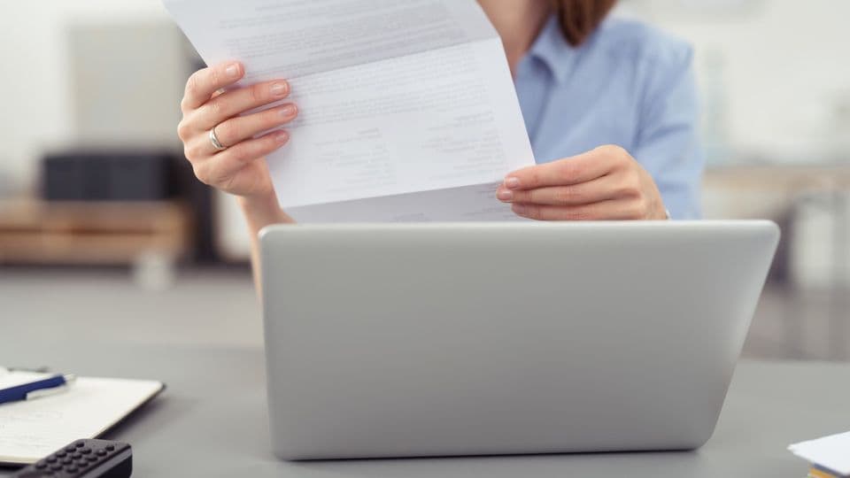 frau liest einen brief