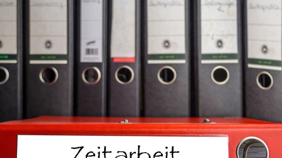 Verschiedene Ordner im Büro. Einer davon trägt die Aufschrift Zeitarbeit.