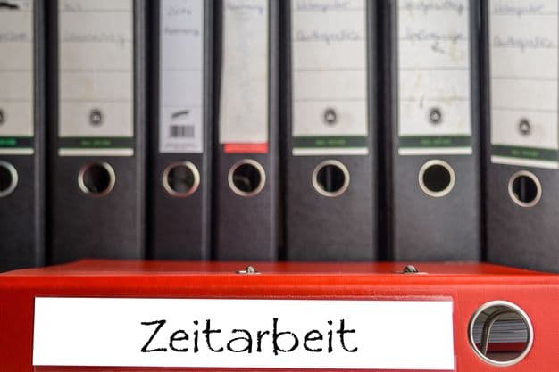 Verschiedene Ordner im Büro. Einer davon trägt die Aufschrift Zeitarbeit.