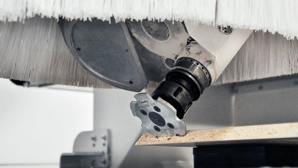 CNC-Maschinen gibt es in vielen Größen und Preisstufen. Orientierung gibt unsere Marktübersicht.