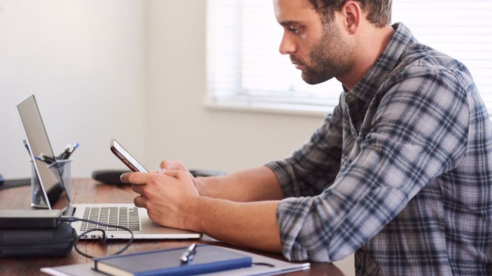 Schnell die Chat-Nachrichten beantworten? Ablenkung ist einer der Gründe, warum wir wichtige Dinge immer wieder verschieben.