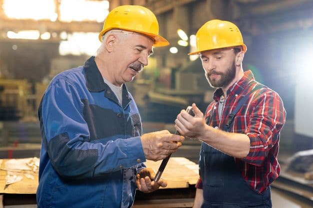 Wenn alles gut abgestimmt ist, spricht nichts gegen eine Beschäftigung von langjährigen Chefs als Mitarbeiter.