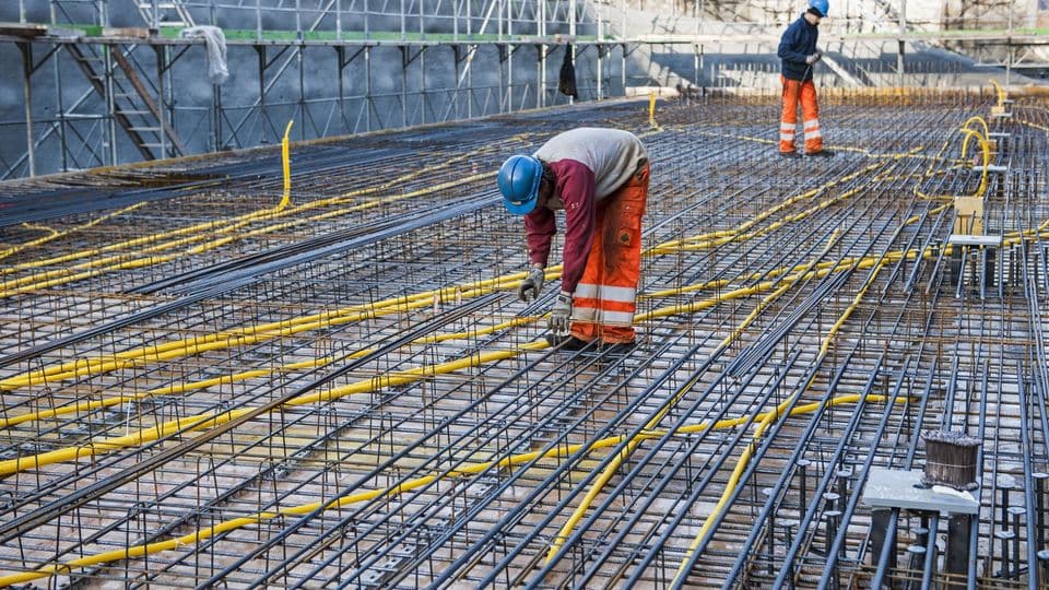 Eisenleger bei Armierungsarbeiten