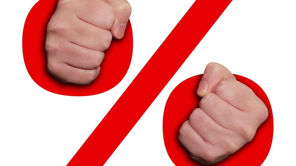 Zwei Hände geformt zu Fäusten in einem Prozentzeichen