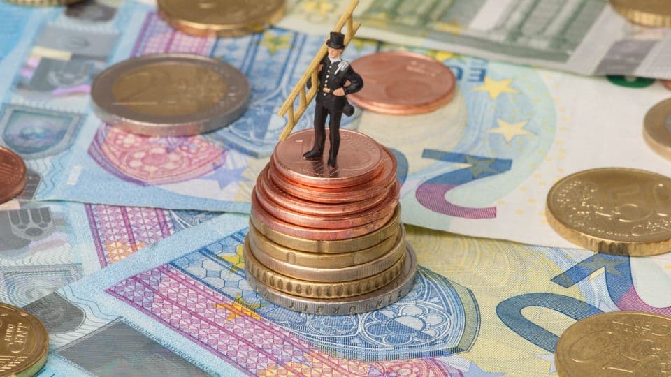 Ob Dachdeckerhandwerk, Elektrohandwerke oder Schornsteinfegerhandwerk: In einigen Gewerken steigen 2023 die Branchenmindestlöhne.