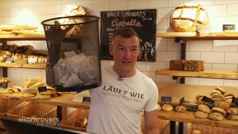 Zu viel Papier: Bäckermeister Nico Scheller zeigt die Bons aus einer Stunde Verkauf.